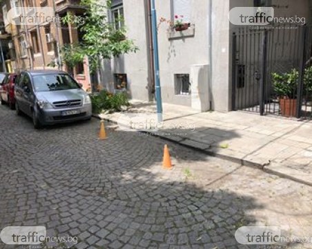 Няма къде да паркирате? Пловдивчани си решиха проблема с два конуса