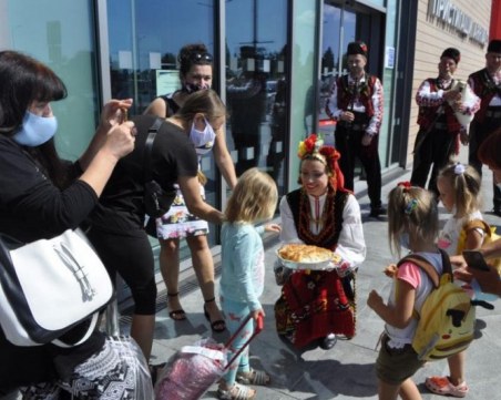 Първите украинци за сезона кацнаха в Бургас, посрещнаха ги с питка и фолклорни изпълнения