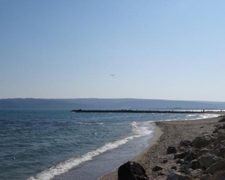 Убийство? Намериха труп на мъж в морето до плажа на Варна