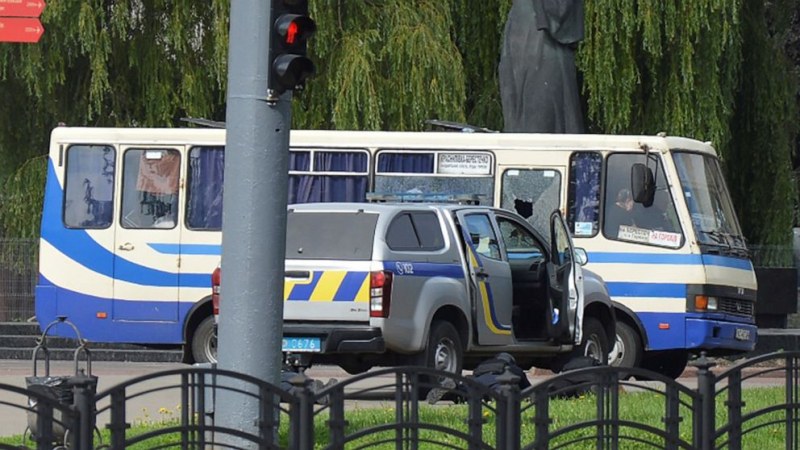 Нападател взе за заложници автобус с 20 души в Украйна