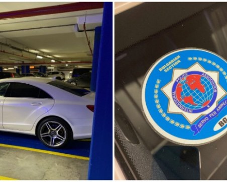 Мерцедес с полицейски стикер паркира на място за инвалиди в мол 