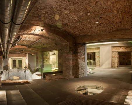 Отварят за туристи изумителната централна трибуна на Римския стадион под бившия Нармаг