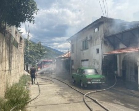 Триетажна къща се запали край Сопот, осемчленно семейство остана без покрив