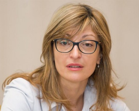 Захариева: Най-лесно е да подадем оставка, не сме на власт на всяка цена