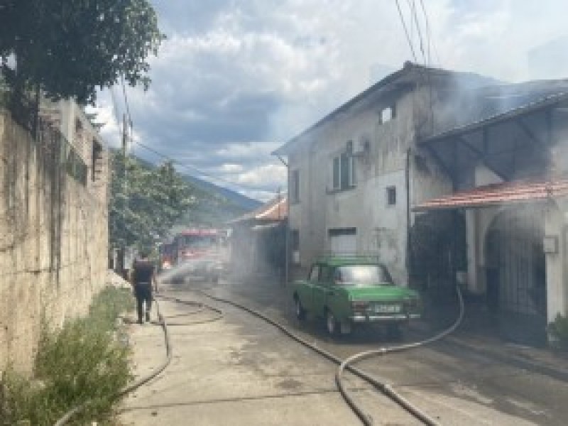 Триетажна къща се запали край Сопот, осемчленно семейство остана без покрив