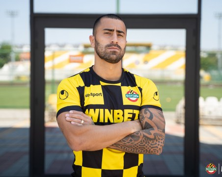 Ботев пуска в продажба новите фланелки