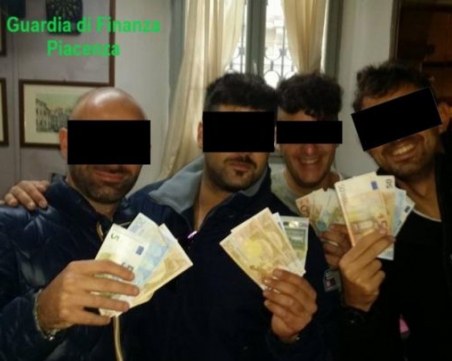 Затвориха полицейско управление в Италия, изкараха карабинери с белезници