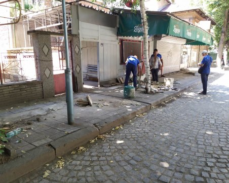 Глобиха кабелен оператор в Пловдив, причината - разкопани тротоари