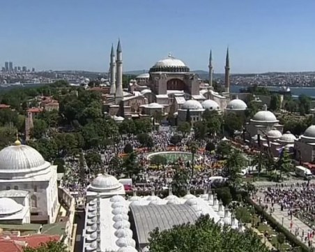 Хиляди препълниха площада пред Света София за първата мюсюлманска молитва