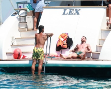 Меси и Луис Суарес разпускат на яхта край Ибиса