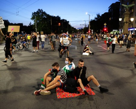 Протестиращи в София блокираха ключови кръстовища и БНТ