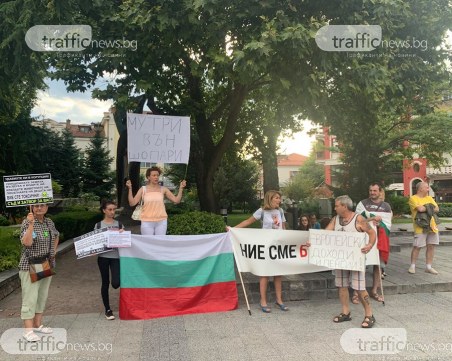 Стотина протестират пред Общината, без шествие утре