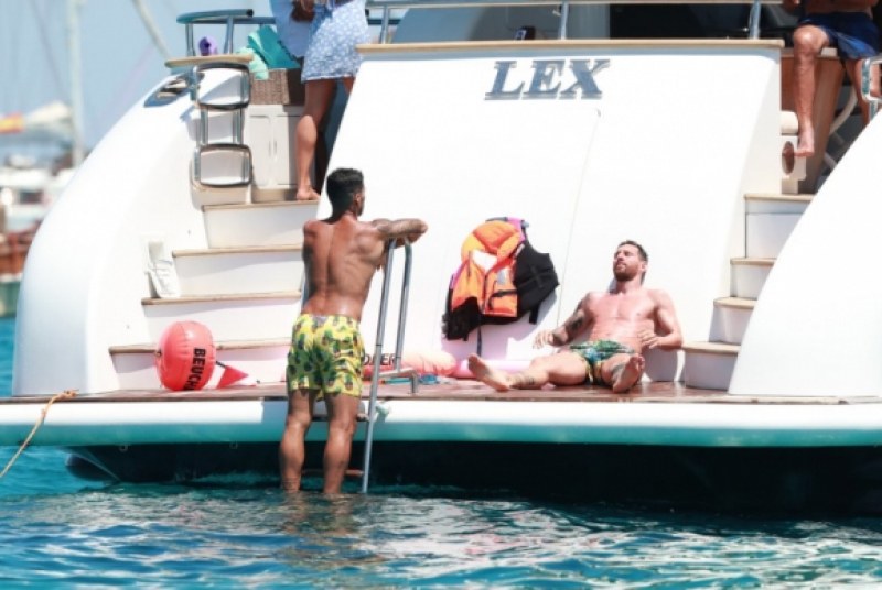 Меси и Луис Суарес разпускат на яхта край Ибиса