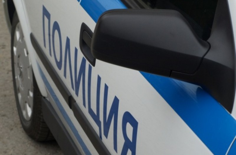 Психично болна жена опитала да удуши съседка, тормози цял блок от години