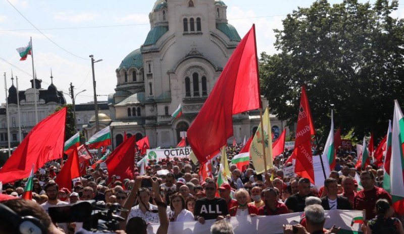 Социалистите на протест пред Министерски съвет