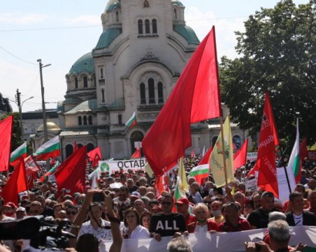 Социалистите на протест пред Министерски съвет