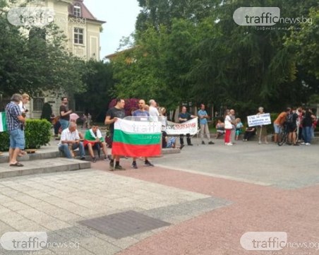 50 протестиращи се събраха пред Общината и разпънаха трибагреника