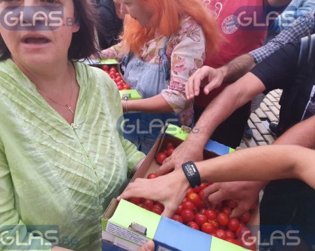 Протестиращите в София хвърлят чери домати и тоалетна хартия