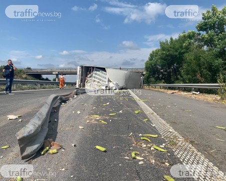 Шофьорът на преобърналия се тир АМ 