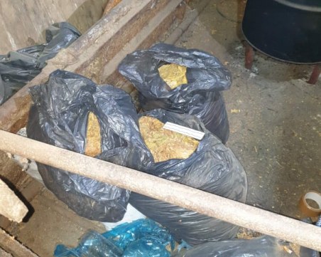 Удар на пловдивската полиция! Задържаха голямо количество тютюн и цигари