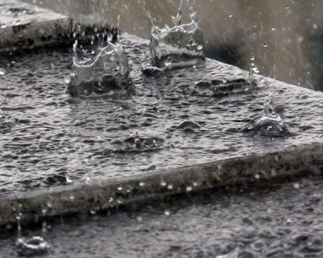 Жълт код за обилни валежи тази нощ в 7 области на страната