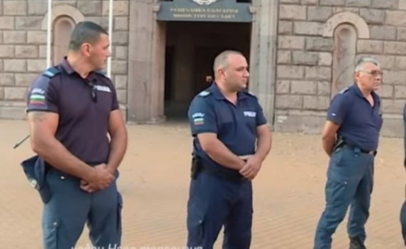 Протестиращи замерят полицаи с яйца! МВР пусна видео от снощи