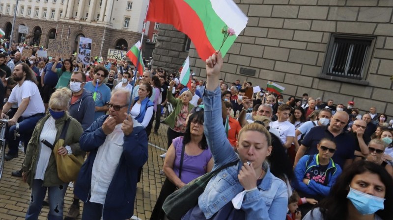 18-и ден на протести в София - младоженци си направиха фотосесия