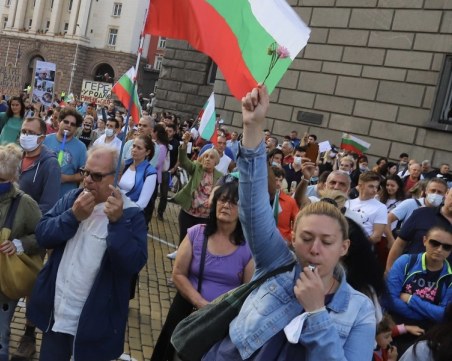 18-и ден на протести в София -  младоженци си направиха фотосесия