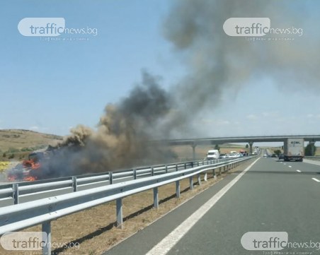 Кола избухна в пламъци на АМ Тракия, движението е спряно