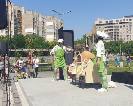 Куклен театър събра десетки деца в парк в Тракия