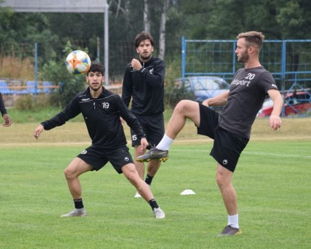 Локо с оферта към младежки национал на Алжир