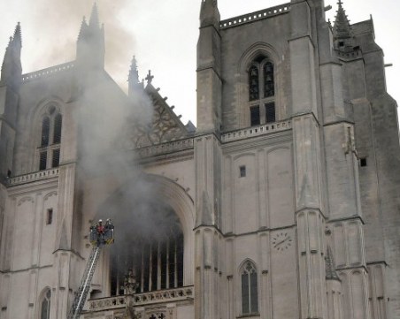 Отново задържаха заподозрения за палежа на катедралата в Нант