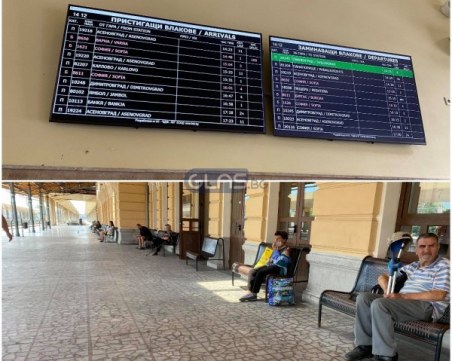 Влакът от София за Варна със 100 минути закъснение! Пътници в паника