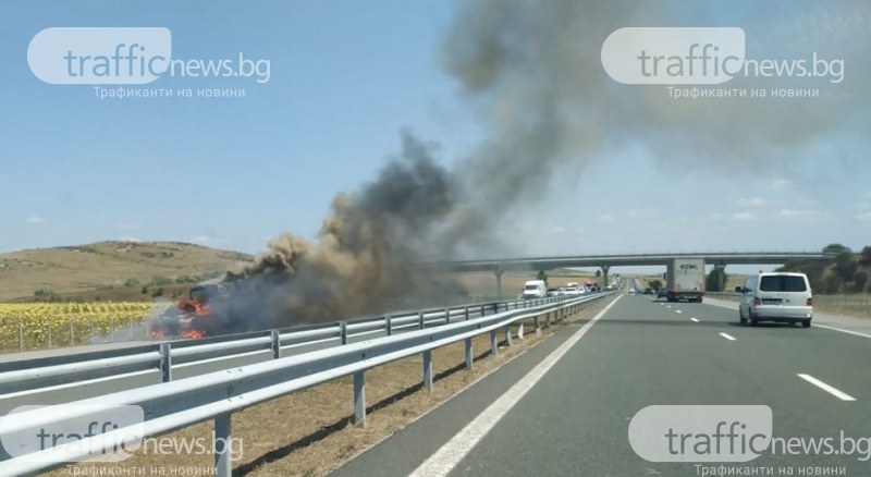 Кола избухна в пламъци на АМ Тракия, движението е спряно