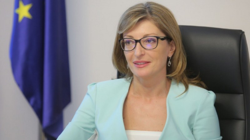 Министър Захариева отива в Гърция, ще объжда движението на граждани в пандемията