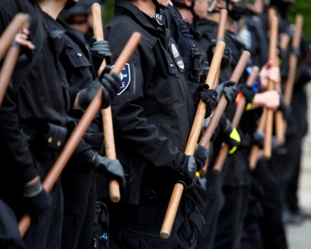 Близо 60 полицаи бяха ранени по време на безредици в Сиатъл