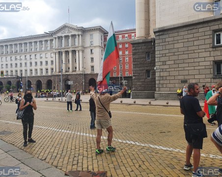 Ден 19-и от протеста: Розово прасе полетя към сградата на Министерски съвет
