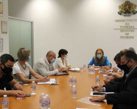 Николова предложи държавата да плаща за карантинирани туристи
