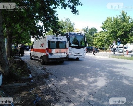 Автобус блъсна възрастен мъж в Смирненски