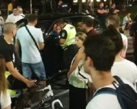 Автомобил мина през крака на протестиращ в София