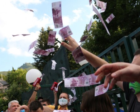 Пейнтбол и банкноти от 500 евро на протестите в София