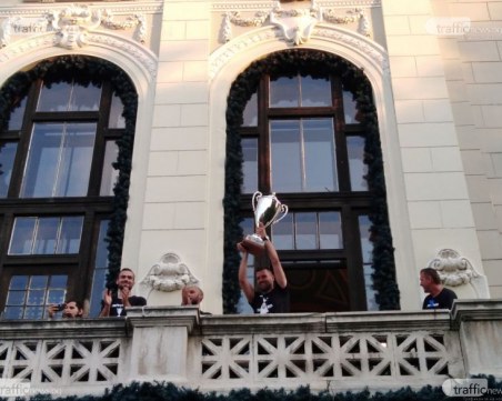 Предлагат почетни значки за Локо заради двете купи