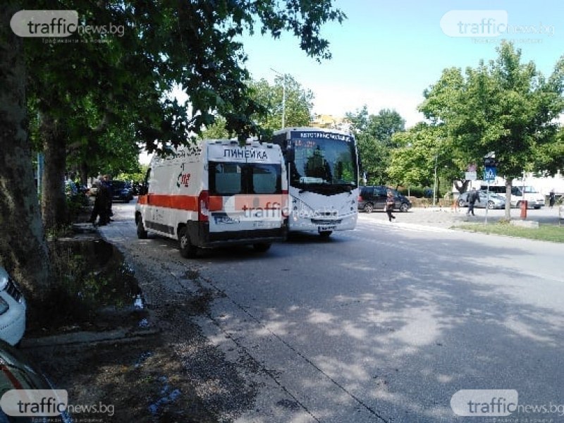 Автобус блъсна възрастен мъж в Смирненски
