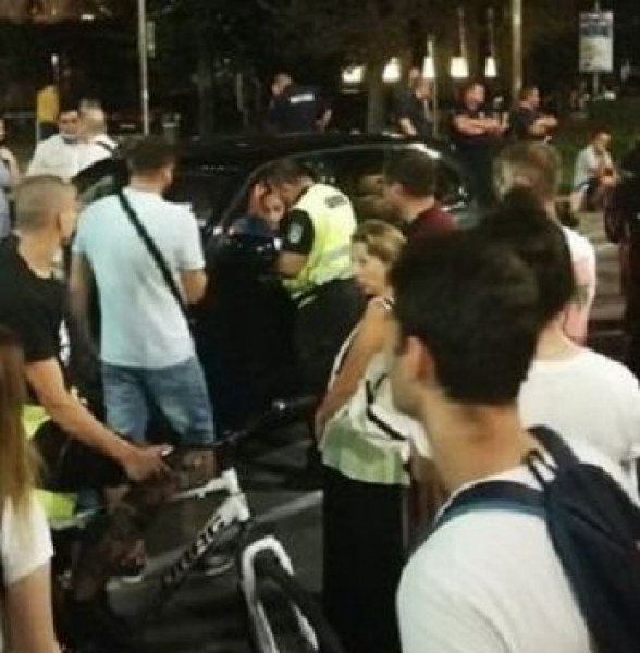 Автомобил мина през крака на протестиращ в София