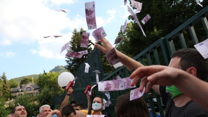 Пейнтбол и банкноти от 500 евро на протестите в София