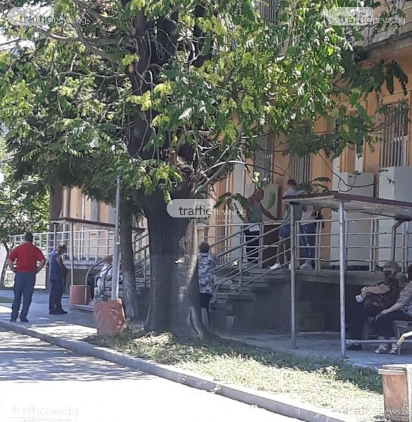 Стълпотворение пред Инфекциозна в Пловдив, мислят за изнесен кабинет