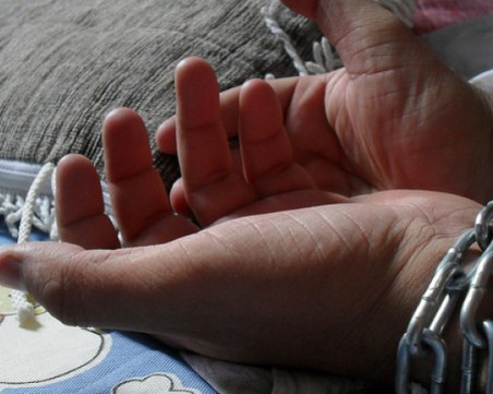 Двама нашенци държали роб във Великобритания, обвинени са и в трафик на хора