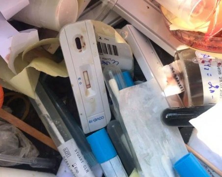 Игли и окървавени PCR тестове сред опасните отпадъци на детската площадка в Гагарин