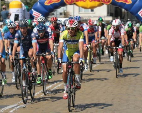 Кметът връчва жълтата фланелка в Обиколката на България днес