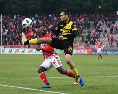 Левски иска двама от Ботев